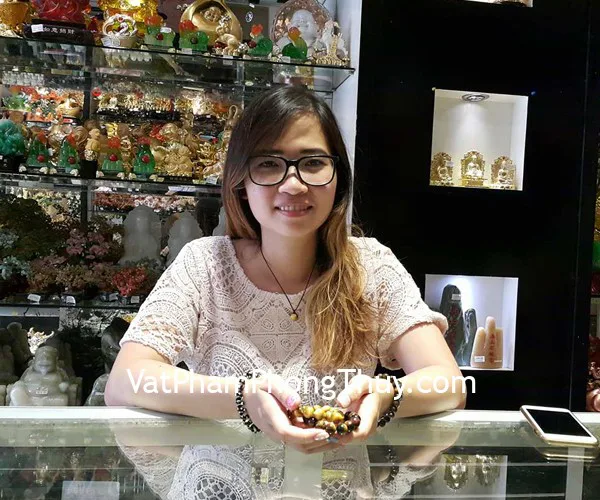 Chị Trang - khách hàng mua chuỗi đá mắt mèo A+ S6387-3160 và chuỗi đá mắt mèo Phúc Lộc Thọ S6430