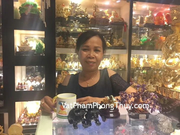Cô Nguyệt - khách hàng mua cặp tỳ hưu bắc kinh đen chuẩn BKD-S, cây tài lộc thạch anh tím KC048, thiềm thừ ngọc tủy TT-NT-S5-1865, chuỗi mẫu đơn phỉ thúy A 10li S6404, chuỗi thạch anh tóc đỏ đồng A+ S6228-S5-1487, chuỗi hạt lựu A++ S6382-S5-1264, xâu tiền 10 xu CC2022 , đồng tiền hoa mai liền 5 cánh CC1139