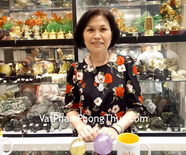 Chị Mỹ - khách hàng mua quả cầu phong thủy, phật bản mệnh phỉ thúy và chuỗi đeo tay đá hạt lựu