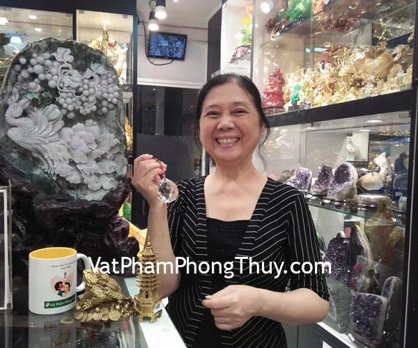Cô Hòa-khách hàng mua cóc đồng trung D213 tháp văn xương bằng đồng 9 tầng D209 và quả cầu treo pha lê S6282
