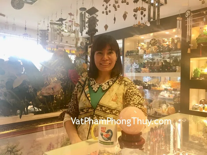 Chị Thủy - khách hàng mua quả cầu thạch anh hồng M181-S5-8353