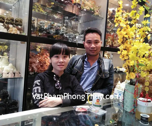 Chị Phương- khách hàng mua tỳ hưu đeo cổ thạch anh trắng S406, đá mắt mèo S931, đá hắc ngà S6065; chuỗi mắt mèo S6429 và phật Hư Không Tạng mắt mèo S6720-2