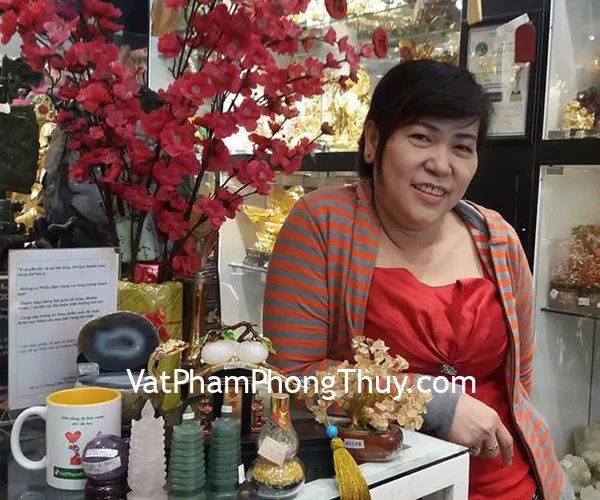 Chị Hoa - khách hàng mua quả cầu thạch anh tím Gm142, tháp văn xương, gậy như ý và bồn tụ bảo thạch anh