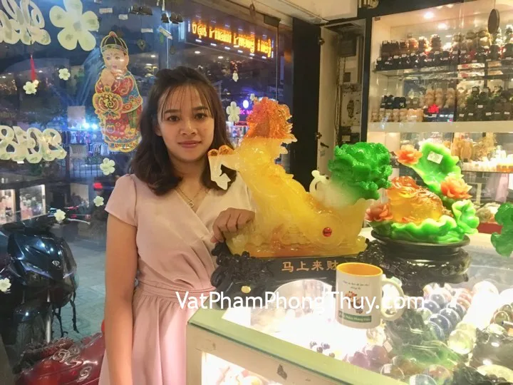 Vợ chồng anh Dũng - khách hàng  mua Ngựa vàng kéo bắp cải C103A, thiềm thừ lưu ly trên mẫu đơn C058A