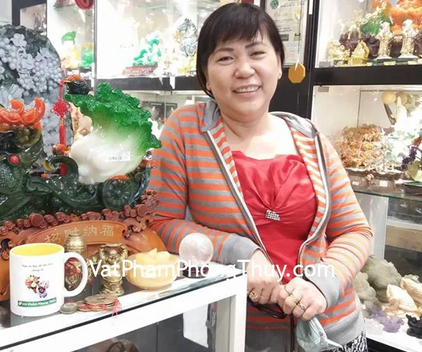 Chị Hoa - khách hàng mua hồ lô bát tiên D204, quả cầu thạch anh trắng GM148-S4-2683 và phật di lạc đồng nhỏ D137