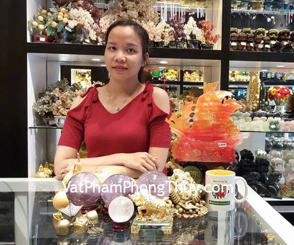 Chị Hiền - khách hàng mua phong thủy luân hoàng long M111, thuyền rồng đỏ C187A, thiềm thừ đồng lớn D214, gậy như ý hoàng long GM075, chuông gió đồng CG1259, quả cầu thạch anh tím GM142-6972 và quả cầu thạch anh trắng Gm148-1457