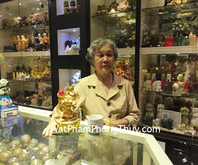 Bà Hai - khách hàng mua Rồng vàng phun châu G093A
