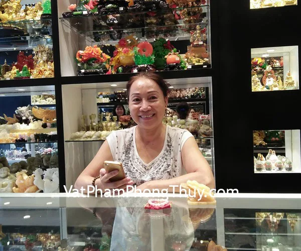 Cô Kim Hương - khách hàng mua chuỗi đá Morgan Ngân Hà A+ S6364-2345 và thiềm thừ hoàng long GM022