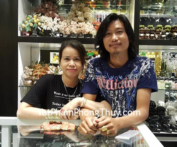Vợ chồng anh Thơm - khách hàng mua mặt tỳ hưu mắt mèo vẩy rồng S931, phật di lặc S6722 và mặt ve phỉ thúy S6497