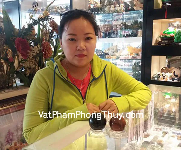 Chị Mai - khách hàng mua quả cầu đá đỏ Hải Dương GM147-790, quả cầu đá hắc ngà M187-1196