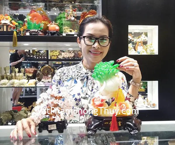 Chị Xuân Mai - khách hàng mua hoa mẫu đơn cam bên gốc cây xanh C195A, Cây tài lộc thạch anh hồng kiểu nhật nhỏ KC027 và Chuông gió 6 ống CG1237