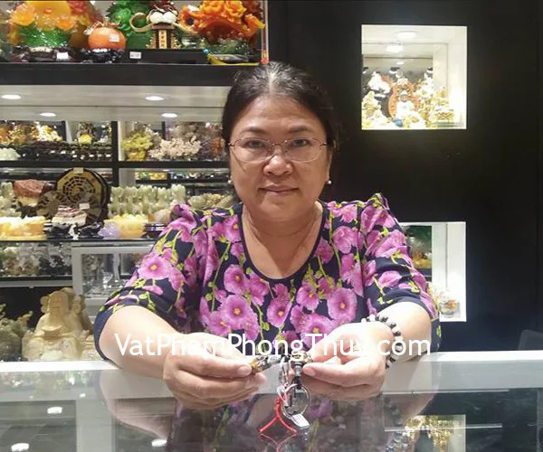 Chị Nhung - khách hàng phong thủy mua vòng tay phỉ thúy S6677 và S6692; móc khóa tỳ hưu S6418 và S6096 và nhẫn mẫu đơn S843