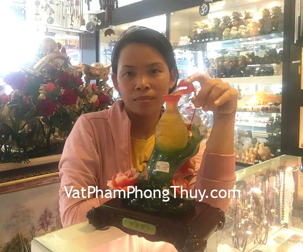 Chị Hiền - khách hàng mua bình tài lộc như ý trên tay phật C173A