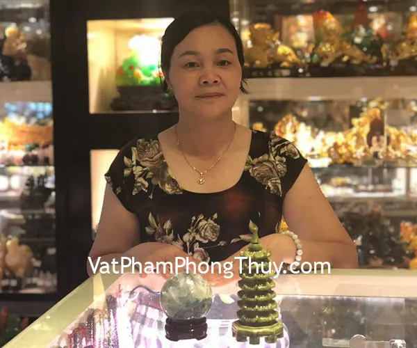 Cô Tú - khách hàng mua quả cầu dạ quang xanh GM144-S5-1629 và tháp văn  xương GM059