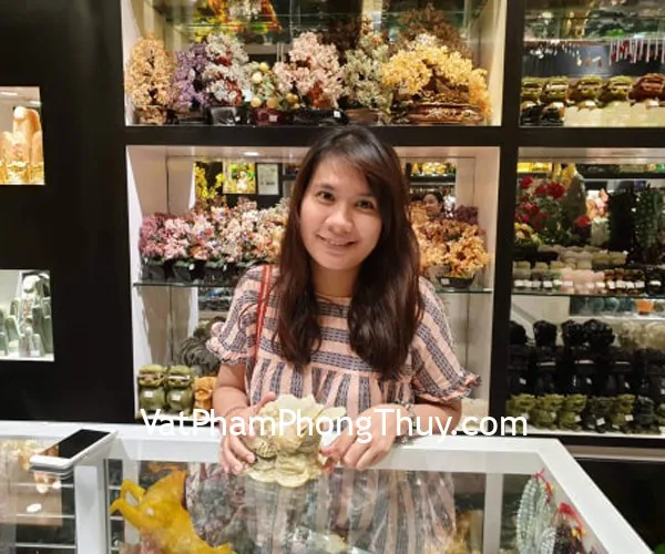 Chị Tuyền - khách hàng mua tượng cóc ba chân đá cẩm thạch trung CTT-M