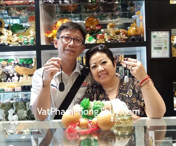 Vợ chồng cô Hà - khách hàng mua tượng heo cõng bắp cải xanh LN022, thiềm thừ trắng LN104, hồ lô tự nhiên CC2025 và mặt phật bản mệnh bình an cho tuổi S6865, S6340, S6337, S6484, S6842