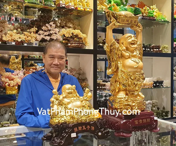 Gia đình cô chú Phụng - khách hàng mua tượng phật di lạc H237G, bộ tam đa xanh LN108 và tượng phật di lạc LN188