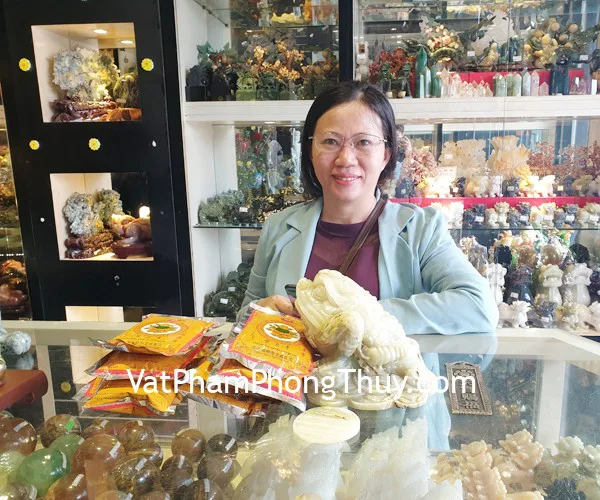 Chị Hương - khách hàng mua Thiềm thừ Cẩm thạch Tây tạng CTT-L, Kim bài Thiên quan thí phước CC1160, Bột tẩy uế BTU