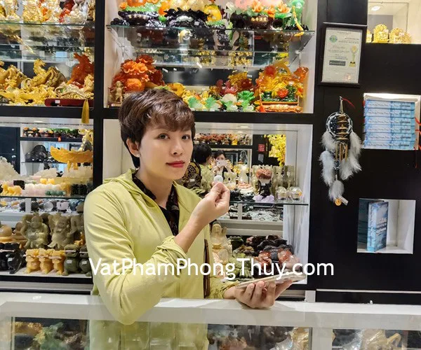 Chị Tâm - khách hàng mua đồng tiền ngọc Myanmar S833