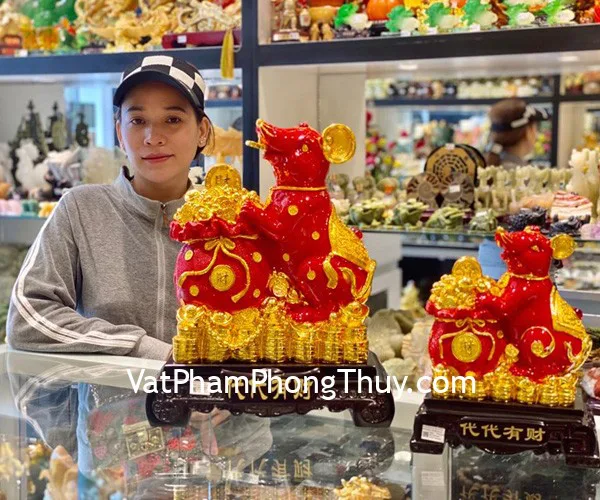 Chị Mỹ - khách hàng mua tượng chuột đỏ ôm tim vàng TM004 và chuột đỏ ôm tim vàng TM007