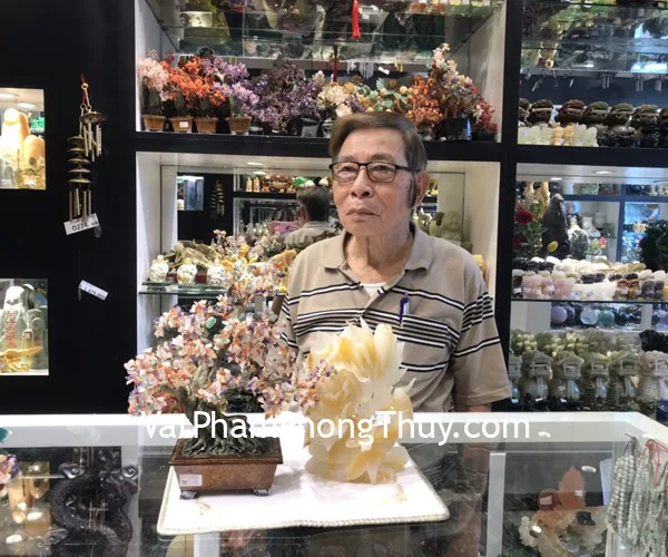 Chú Hời - khách hàng mua tượng ngọc đa sắc Tây  Tạng GM190, cây thạch anh lục sắc, chậu hoàng cung KC113