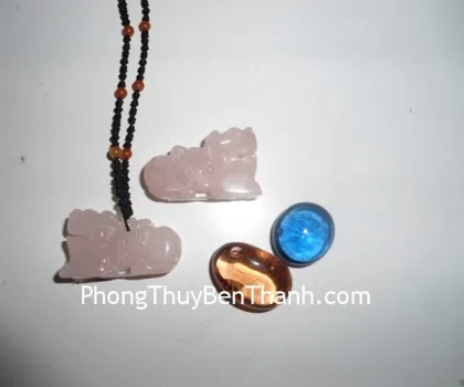 Tỳ hưu đeo cổ đá thạch anh hồng đứng S399