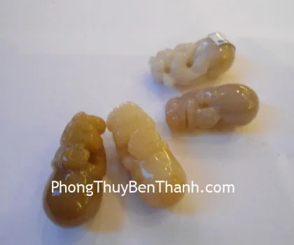 Tỳ hưu trên bao tiền ngọc hoàng long S594