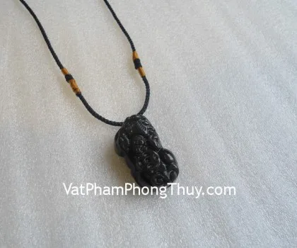 Tỳ hưu đeo cổ đá hắc ngà nhỏ cõng tiền S127-1