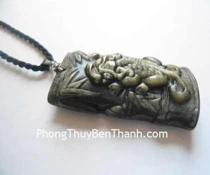 Tỳ hưu chạm trên thân tre đá hắc ngà (thạch anh đen) S811