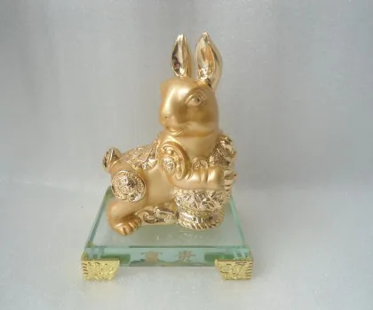 Thỏ vàng ôm giỏ tiền nhỏ, thủy tinh - phú quý H423G