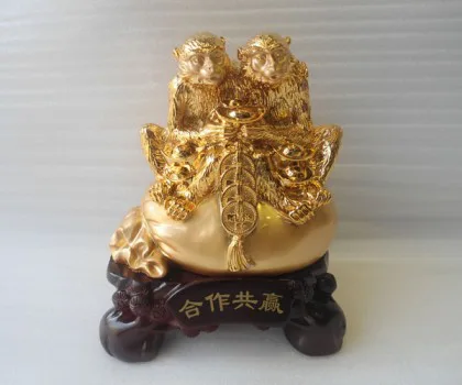 Song khỉ tài lộc ngồi túi vàng đế gỗ - hợp tác cộng nghinh K066M