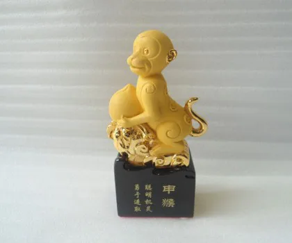 Khỉ thông thái ôm đào đế thủy tinh đen - thân hầu  (thông minh, cơ linh, dũng cảm, tiến đoạt) K077M