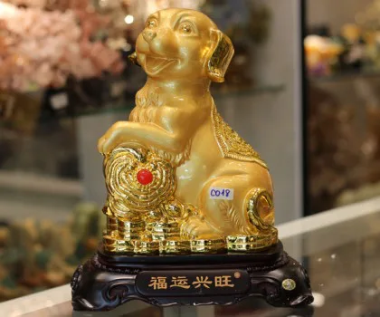 Chó vàng dựa gậy như ý đế gỗ - Phước vận hưng vượng C018A