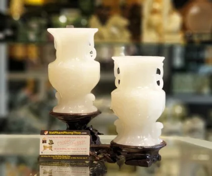 Hai bình bạch ngọc trên đế gỗ nghệ thuật hàng độc (GCN) GM191