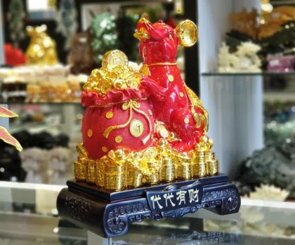 Chuột đỏ ôm tim vàng đỏ trên đống vàng - Đời đời hữu tài TM004