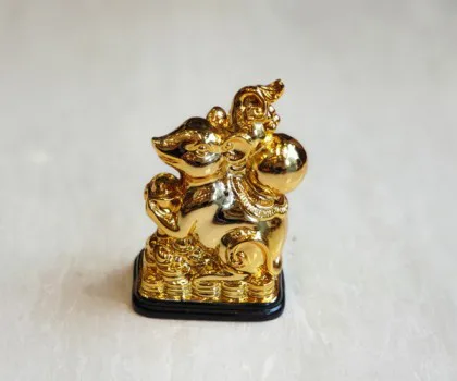 Chuột vàng dán xe cõng hồ lô TM028
