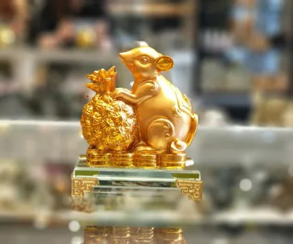 Chuột vàng ôm trái thơm trên đế thuỷ tinh TM031