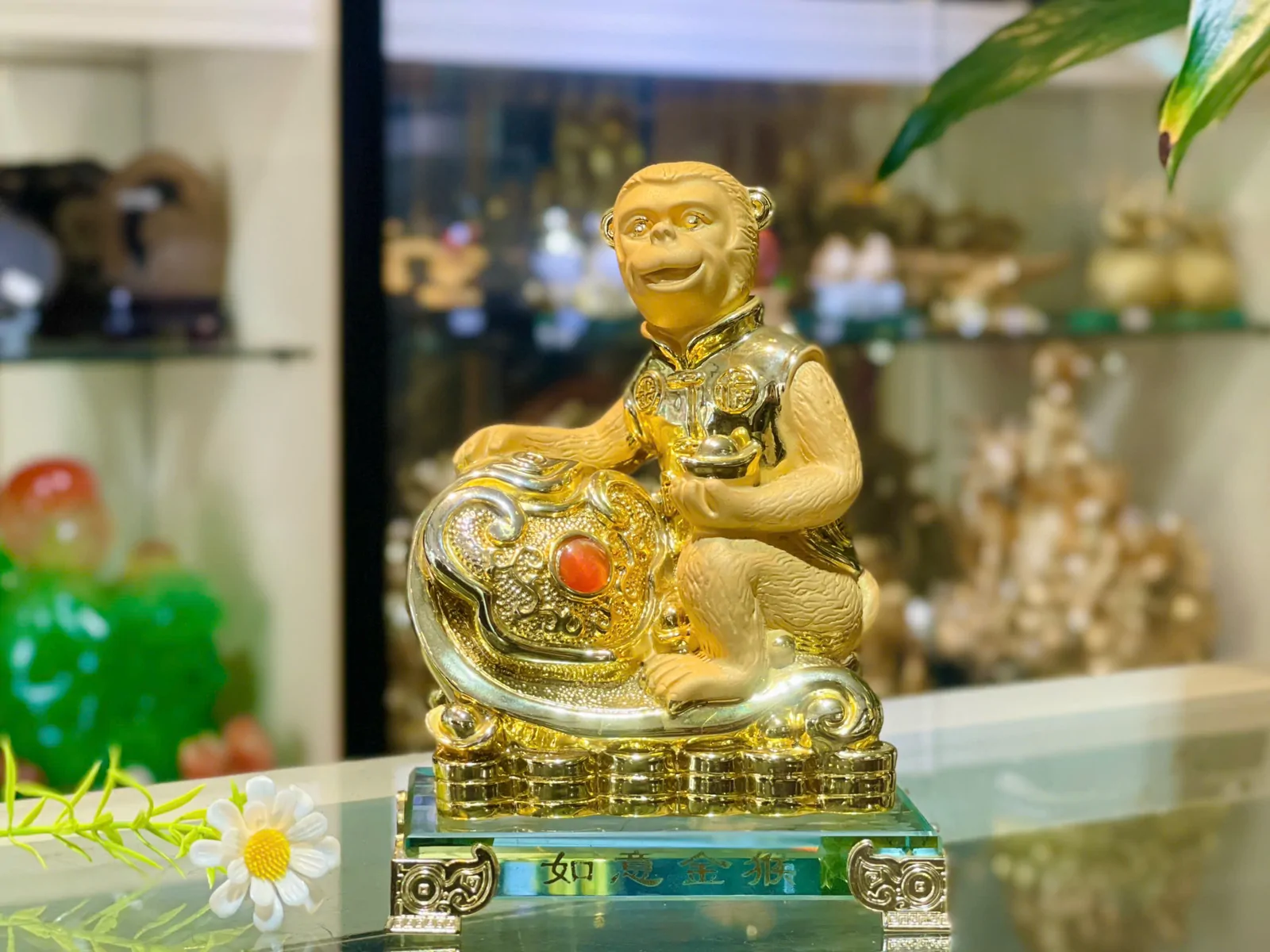 Khỉ thần tài cầm nguyên bảo trên như ý đế thủy tinh - như ý kim hầu K070M